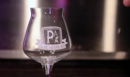 倒酒的视频,尽显优雅品味