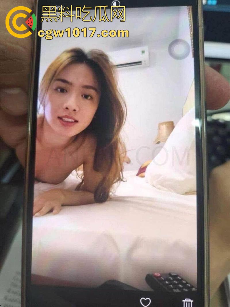 越南司法界大瓜，超性感长腿美女检察官，平时冷飒御姐，私下竟是反差母狗，与男友自拍泄密流出，越南妹是真的骚啊！-3