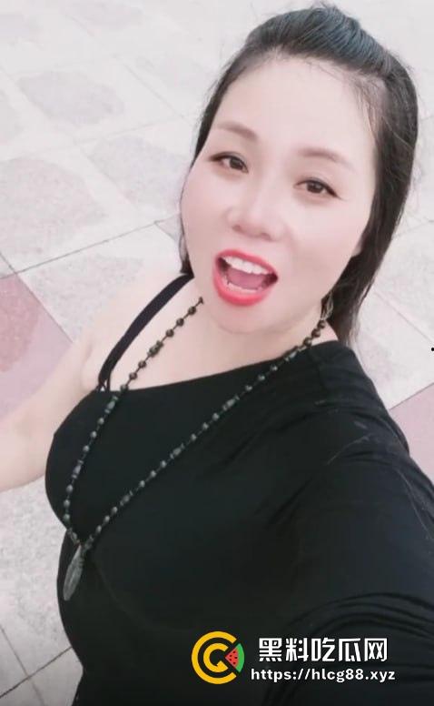 抖音少妇【莲儿】红高跟黑丝自慰视频卖38，做爱片68块随便看，卷成这样400块怕是能操这熟妇的烂逼！-3