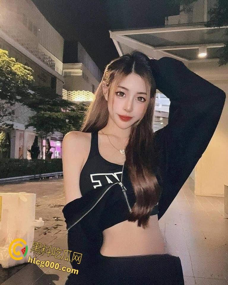 马来西亚高颜值女神【孙岩】，知三当三落地镜后入自拍，被学长捂嘴内射，你怎么穿着品如的衣服 ?-2