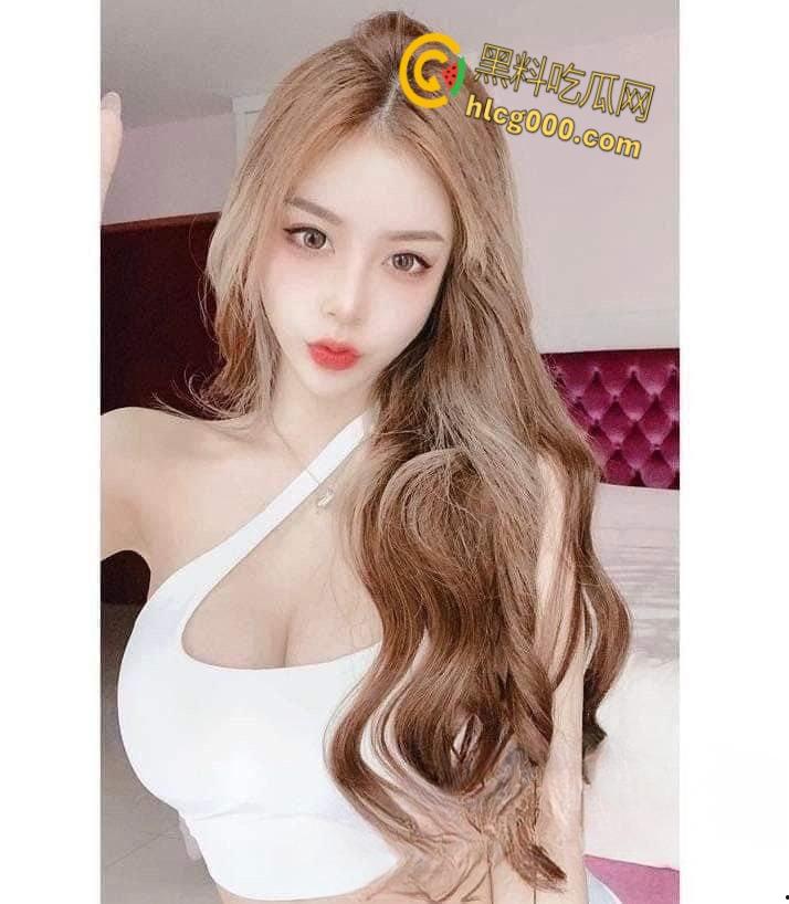 马来西亚高颜值女神【孙岩】，知三当三落地镜后入自拍，被学长捂嘴内射，你怎么穿着品如的衣服 ?-3