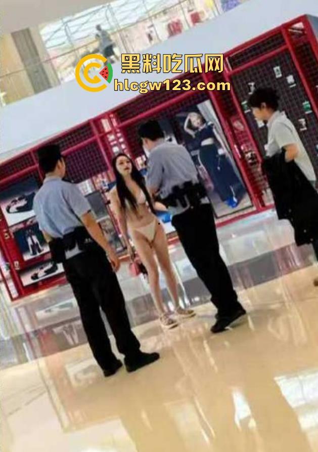 成都万象城 小仙女为完成主人的任务 珍珠丁字裤大胆露出 瞬间火爆全网！-3