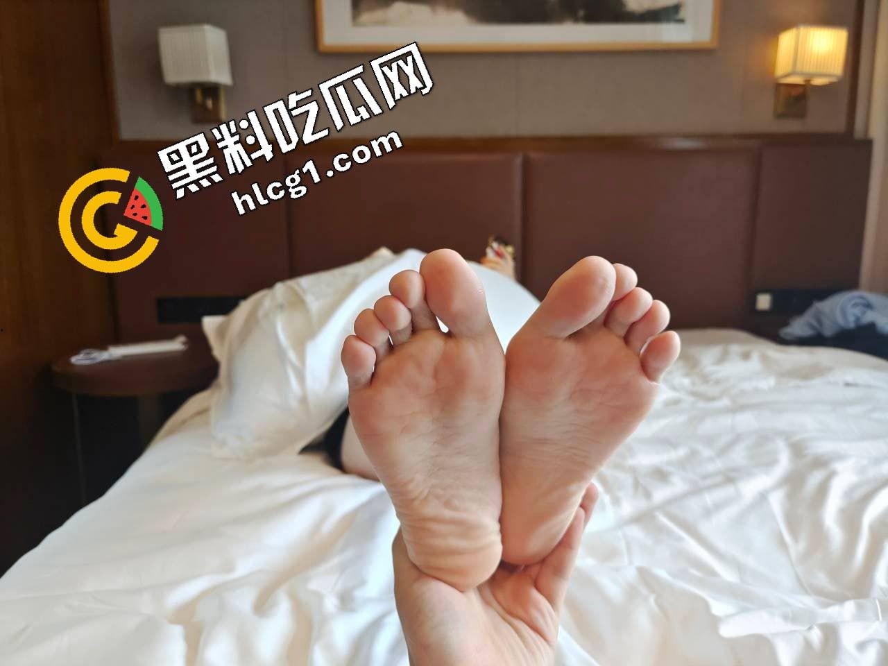 独家爆料！成都理工大学学妹拍私房  摄影师色心渐起叫学妹足交 学妹一脸不情愿 奈何给的太多了-9