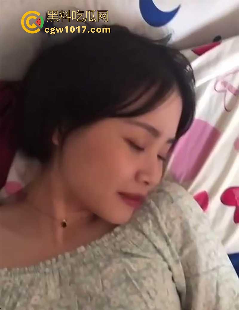 玩陌陌约炮重庆小美，颜值堪比幼版杨幂，私下穿JK黑丝约炮后入，舔蛋撸管榨精，花活做爱！-6