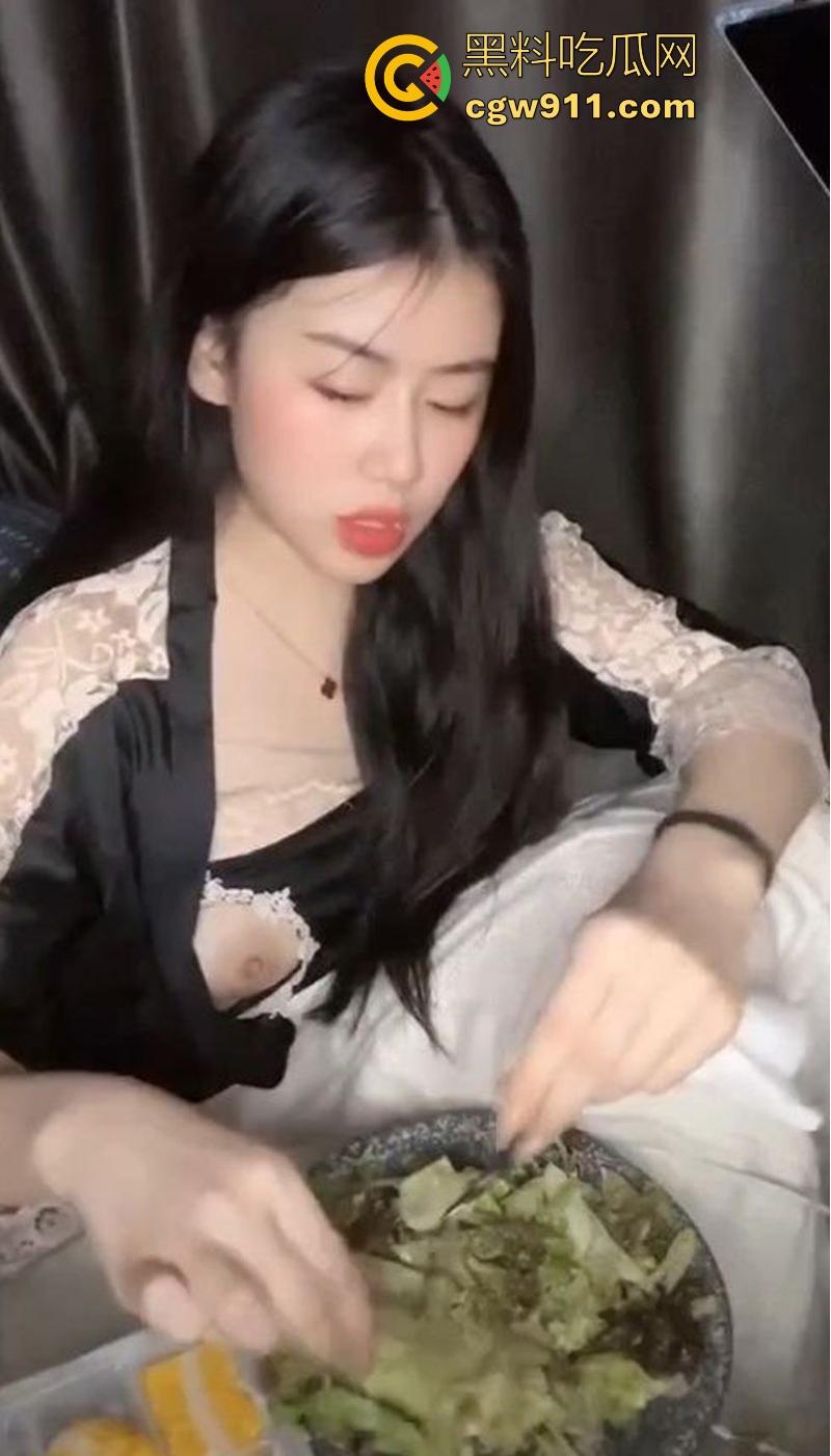 抖音高颜值擦边网红【笑笑baby】露点直播回放，情趣内衣露出性感奶头，挤压奶子香艳刺激，感觉像故意的！-8